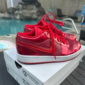 WMNS AIR JORDAN 1 LOW SE POMEGRANATE/UNIVERSITY RED Sz 7